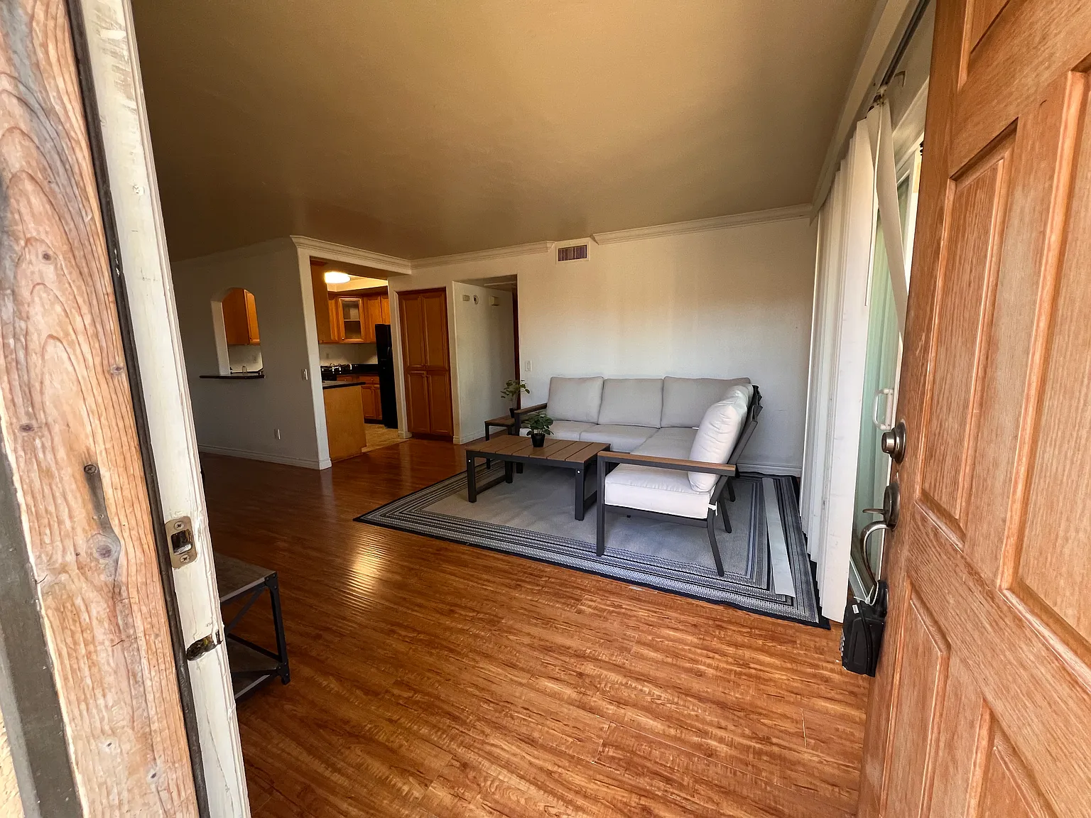 3 bed, 1100 sqft, $1,200 — Photo 2