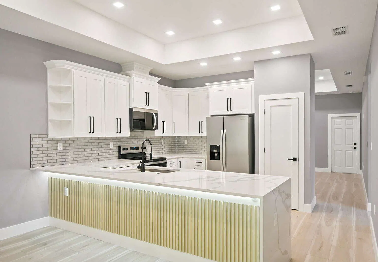 3 bed, 2.0 bath, 1281 sqft, $2,100 — Photo 4