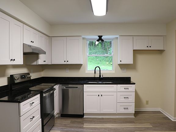 3rd image of 668 Daffodil Dr