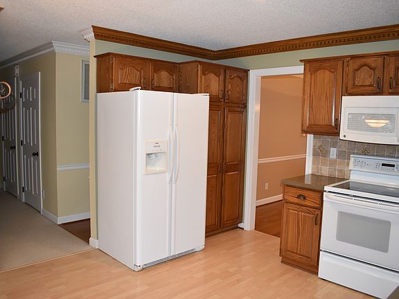 4th image of 101 Village Dr