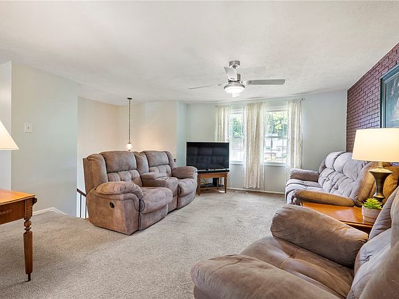 5th image of 146 Pinehurst Dr