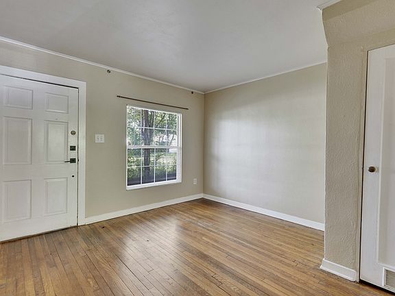 4th image of 3811 Maplewood Ave #A