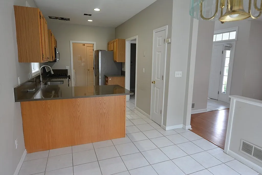 3 bed, 2.5 bath, 2474 sqft, $3,500 — Photo 4