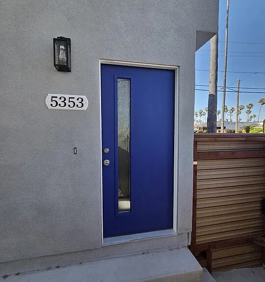 5353 S Harcourt Ave — Photo 1
