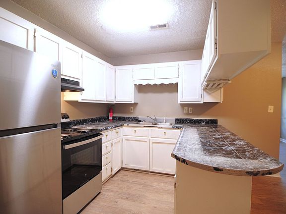 2nd image of 2425 Tuxedo Dr NW
