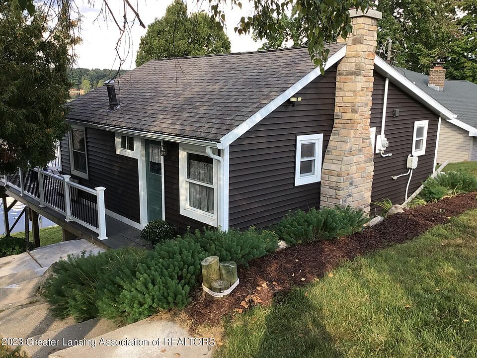 1st image of 2724 Lakeside Dr