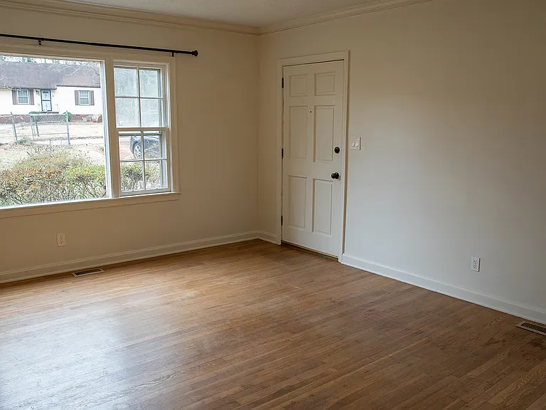 1585 N Columbia Pl — Photo 2