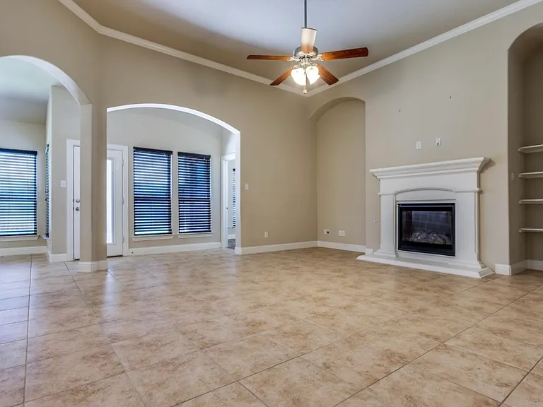 909 Sunnyvale Dr — Photo 4