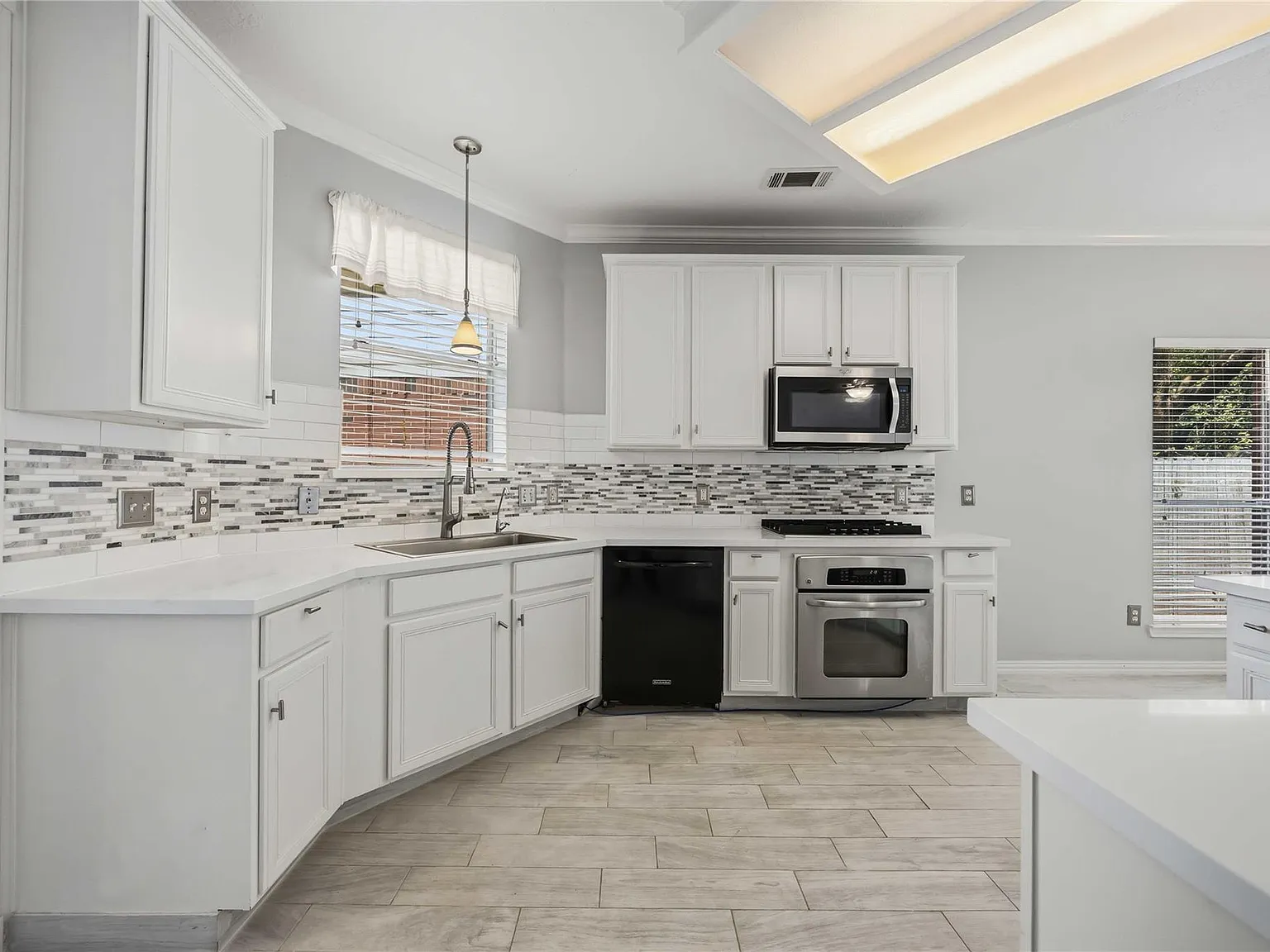 3 bed, 2.0 bath, 2315 sqft, $2,500 — Photo 1