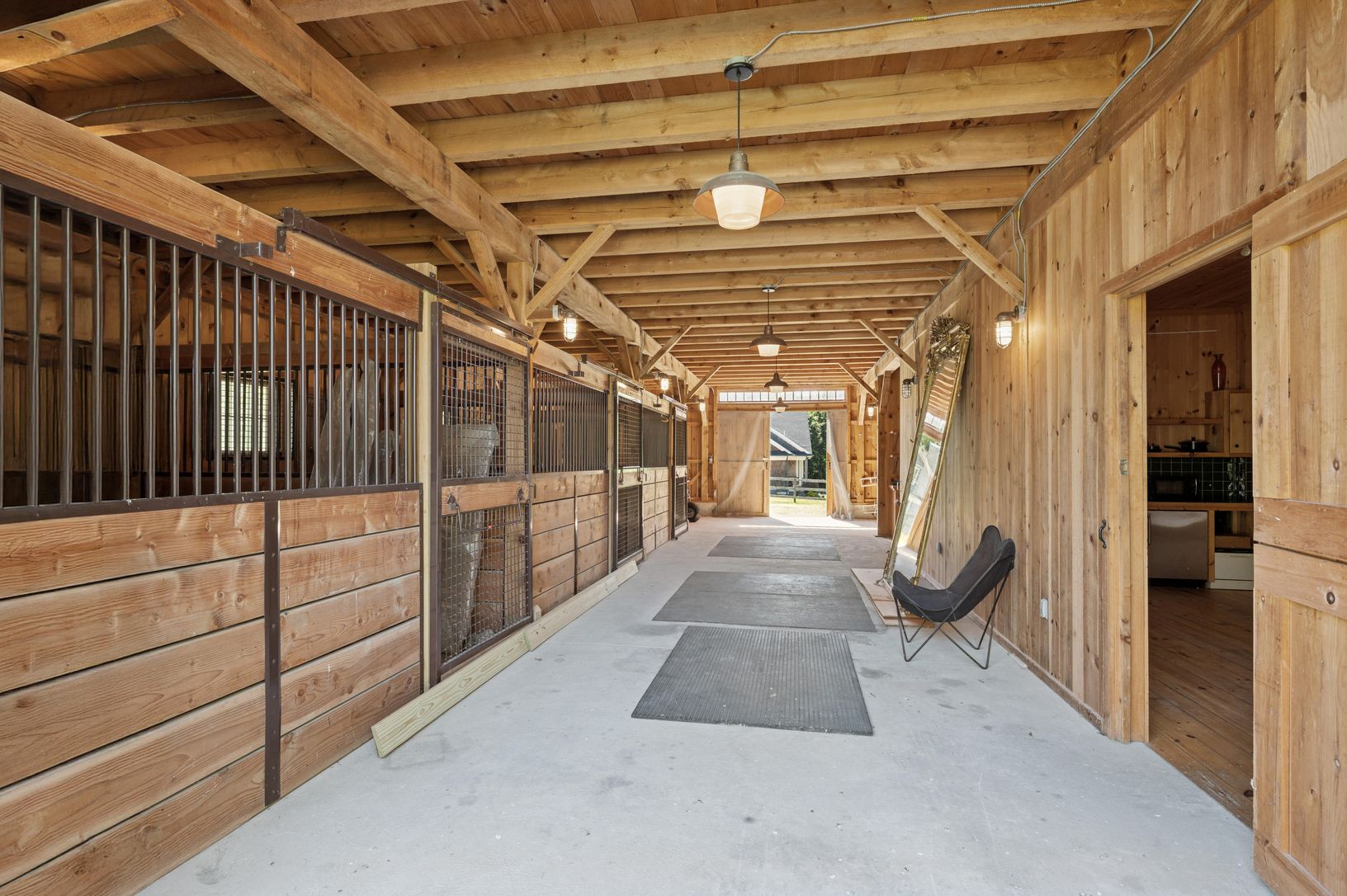  Stunning well maintained 3 stall barn