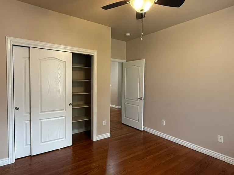 400 Sterling Dr — Photo 5