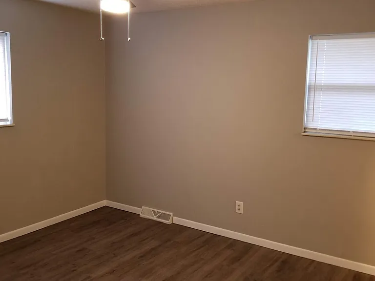 2568 Robin Cir — Photo 10