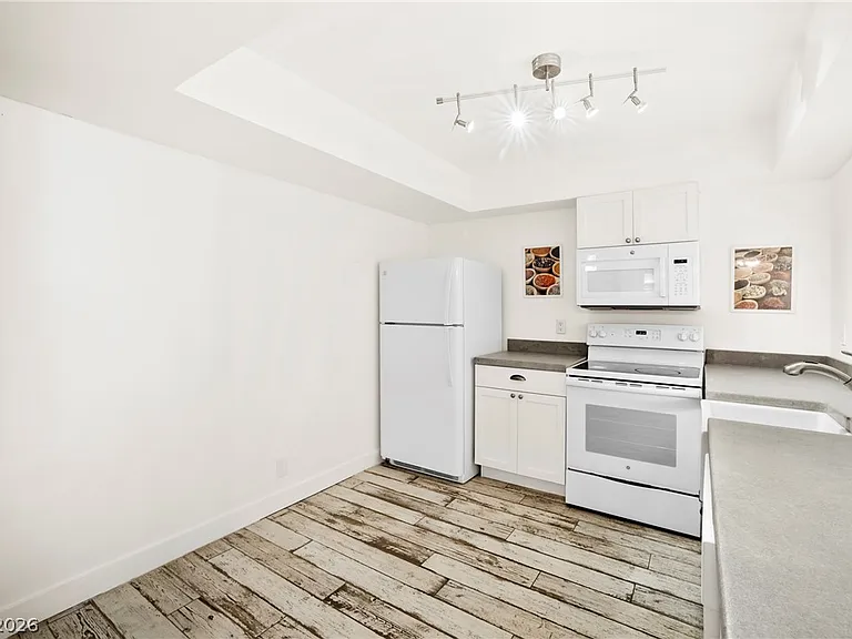 3930 University Center Dr #409 — Photo 4