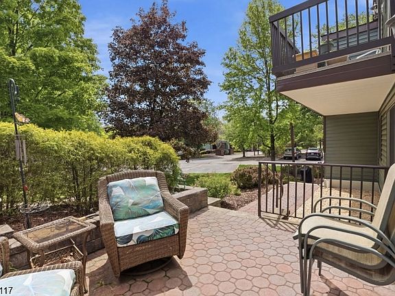 4th image of 55 Meadowview Dr