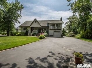 30 Riverview Ct, Oakdale, NY 11769