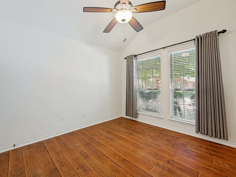 1615 Bur Oak Dr — Photo 23