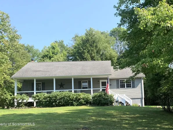 445 Lake Dr, Clifford Township, PA 18470