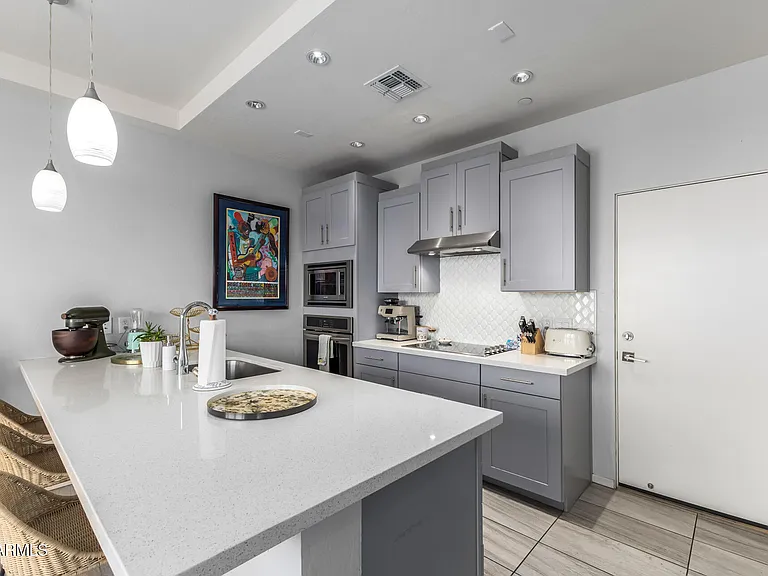 2740 E Roma Ave — Photo 12