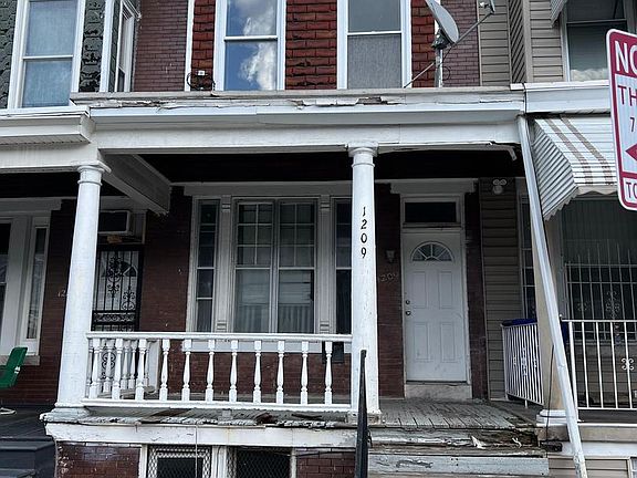 2nd image of 1209 Oakhurst Pl