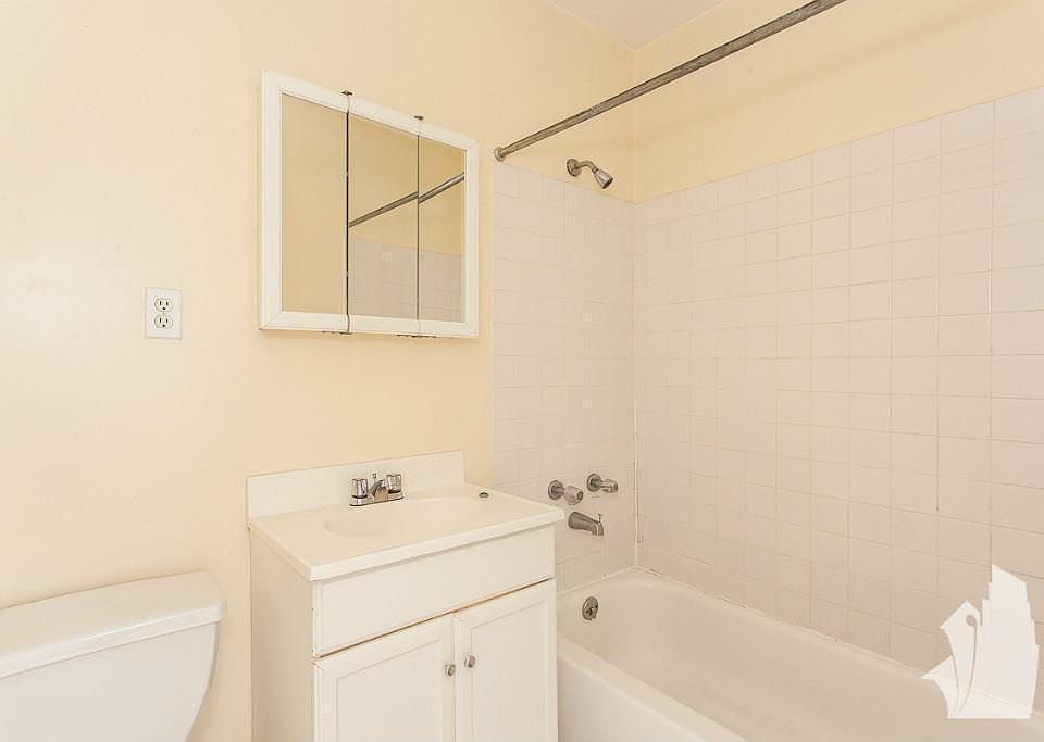 1st image of 1101 W Wellington Ave APT 2A