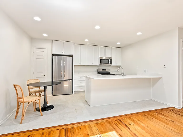 113 N College St #202 — Photo 2