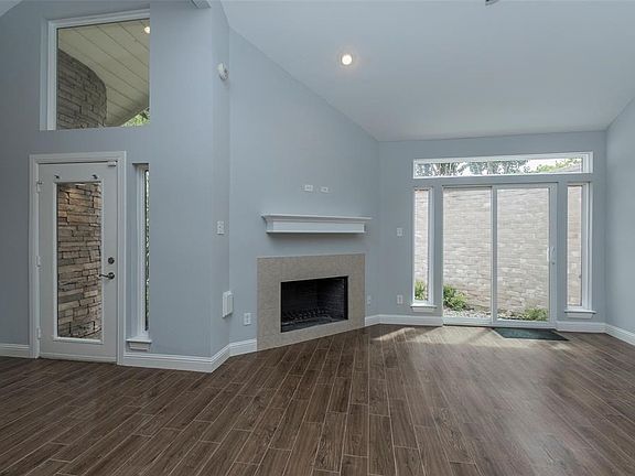 4th image of 9648 Longmont Dr