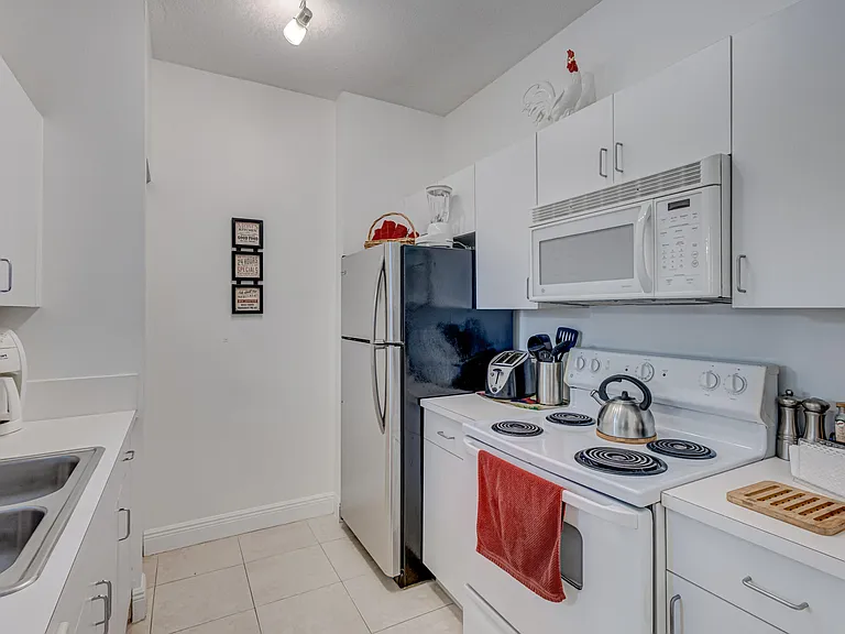 630 Sapodilla Ave #112 — Photo 19