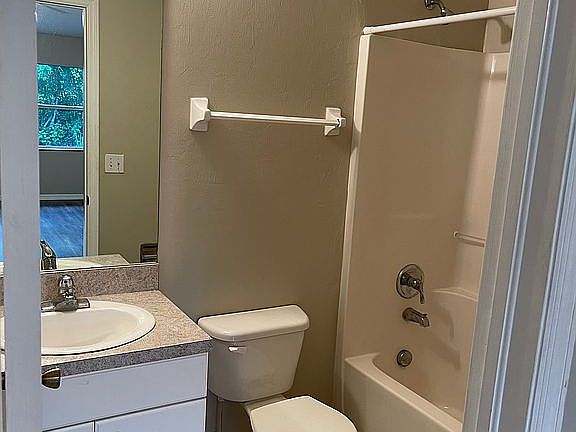 3rd image of 1088/1090 Jaguar Blvd