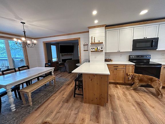 2nd image of 915 Aragon St