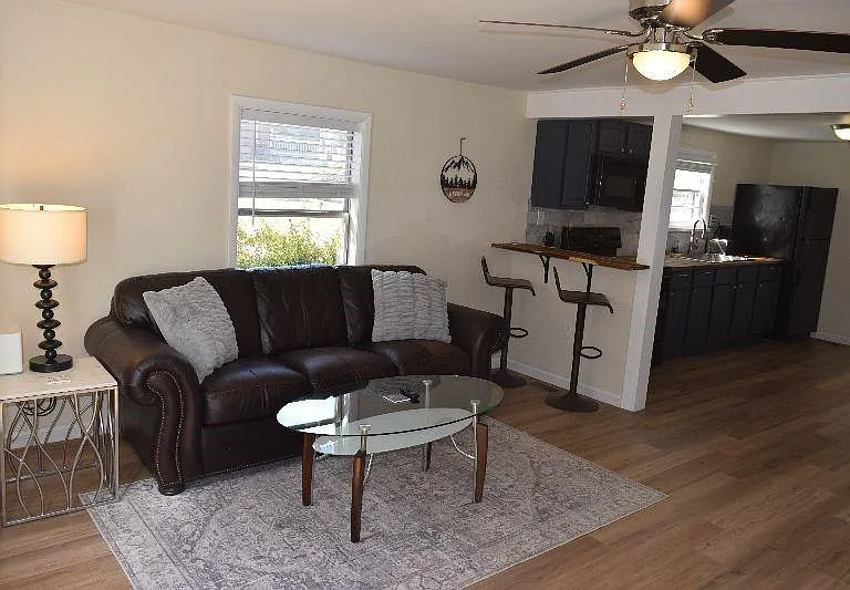 4917 Woodglen Dr — Photo 2
