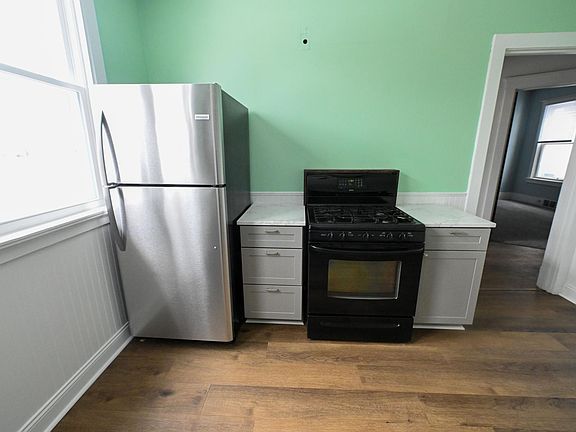 3rd image of 147 Oxford Ave #1