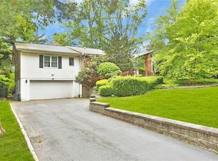 16 Greenwood Ln, Valhalla, NY 10595