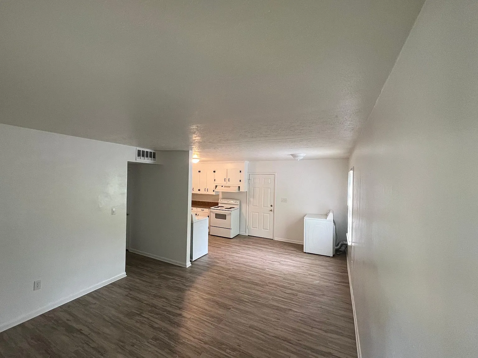 3 bed, 822 sqft, $1,195 — Photo 2