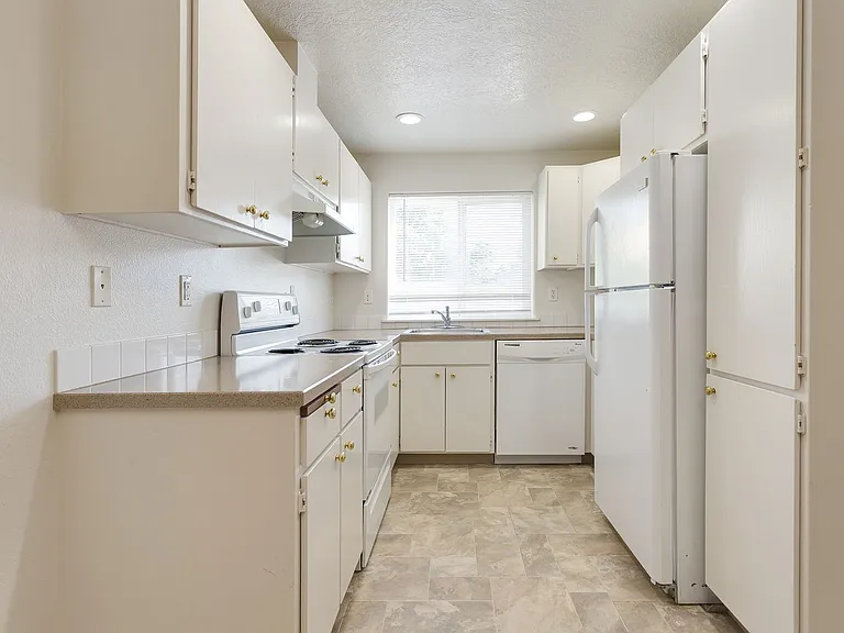 228 SE 106th Ave — Photo 5
