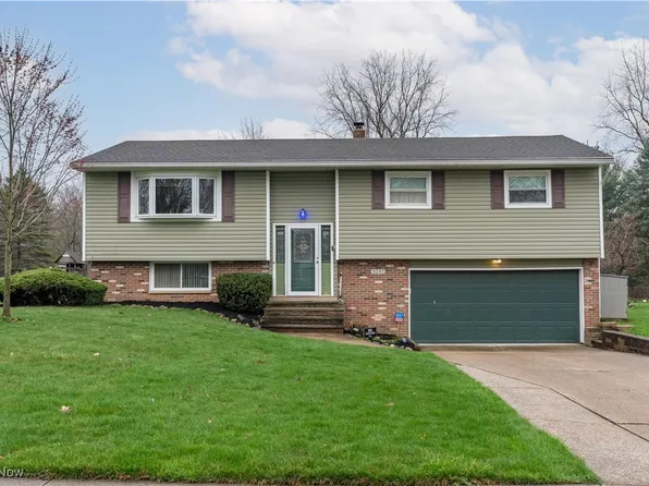3232 Valley Forge Dr, Brunswick, OH 44212