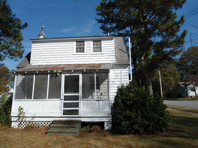2nd image of 215 E 11th St