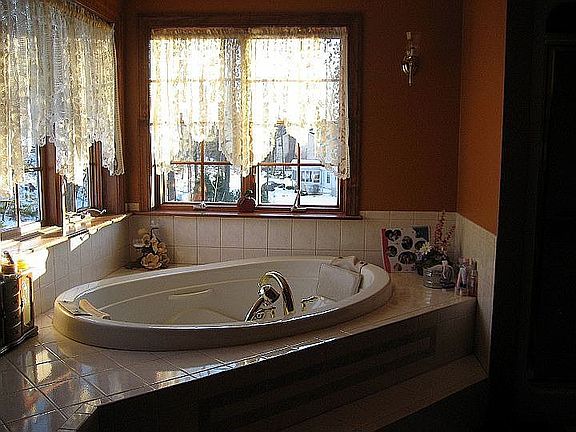 Jacuzzi tub in Master Bath