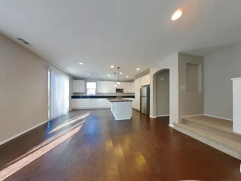 3 bed, 1170 sqft, $1,650 — Photo 3
