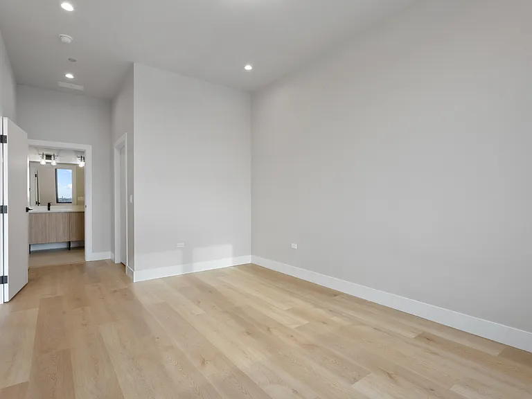 2505 W Farragut Ave #407 — Photo 15