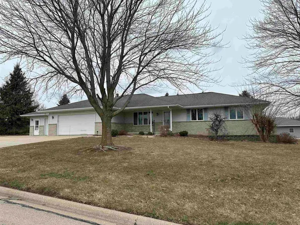 605 Country Lane Dr, Lena, IL 61048