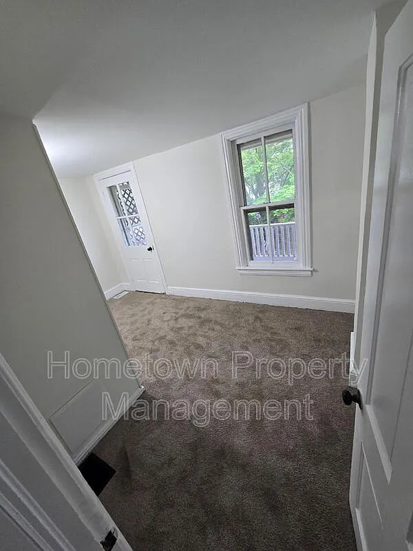 3 bed, 1.0 bath, 1290 sqft, $1,500 — Photo 3