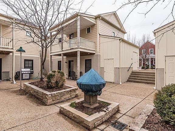 The East Lime Kiln condos were planned in a New Orlean's Courtyard setting.  The first floor condos have patios that adjoin the common courtyard and the upper level units have covered verandas overlooking the courtyard plantings and fountain.