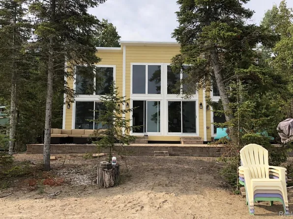 10094 Raven Dr, Millersburg, MI 49759