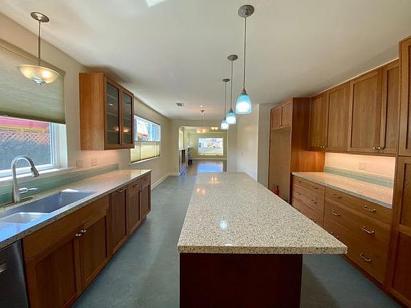 2nd image of 3021 Dohr St
