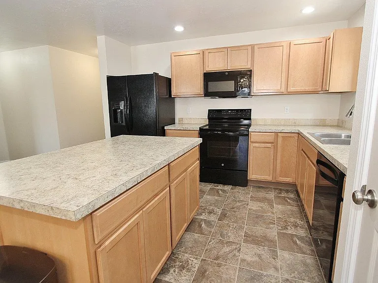 10016 W Littlewood St — Photo 2