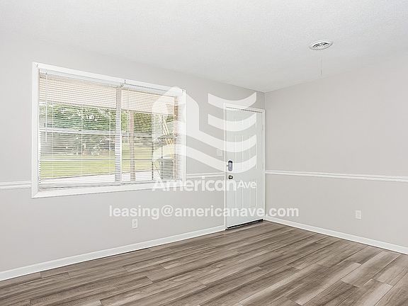 1348322_003_wm_-_living_room_12931987.jpg