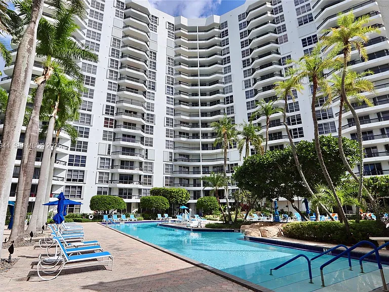 3600 Mystic Pointe Dr #1115 — Photo 43