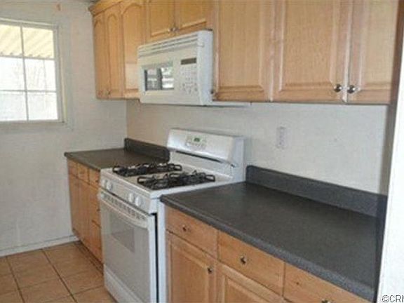 5th image of 834 Alford St