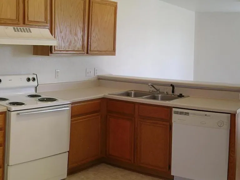 1100 Leslie Circle — Photo 3