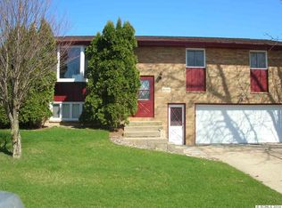 5236 Sun Valley Dr, Dubuque, IA 52002